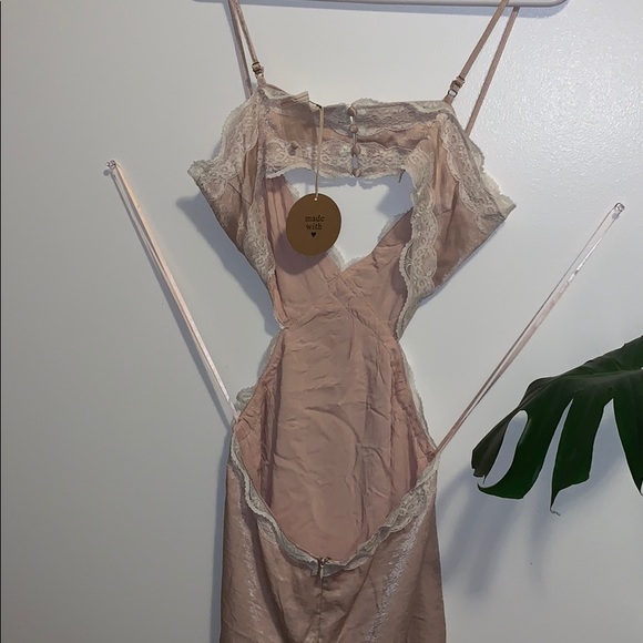 Pink satin dress with white lace trimming - Picture 3 of 5